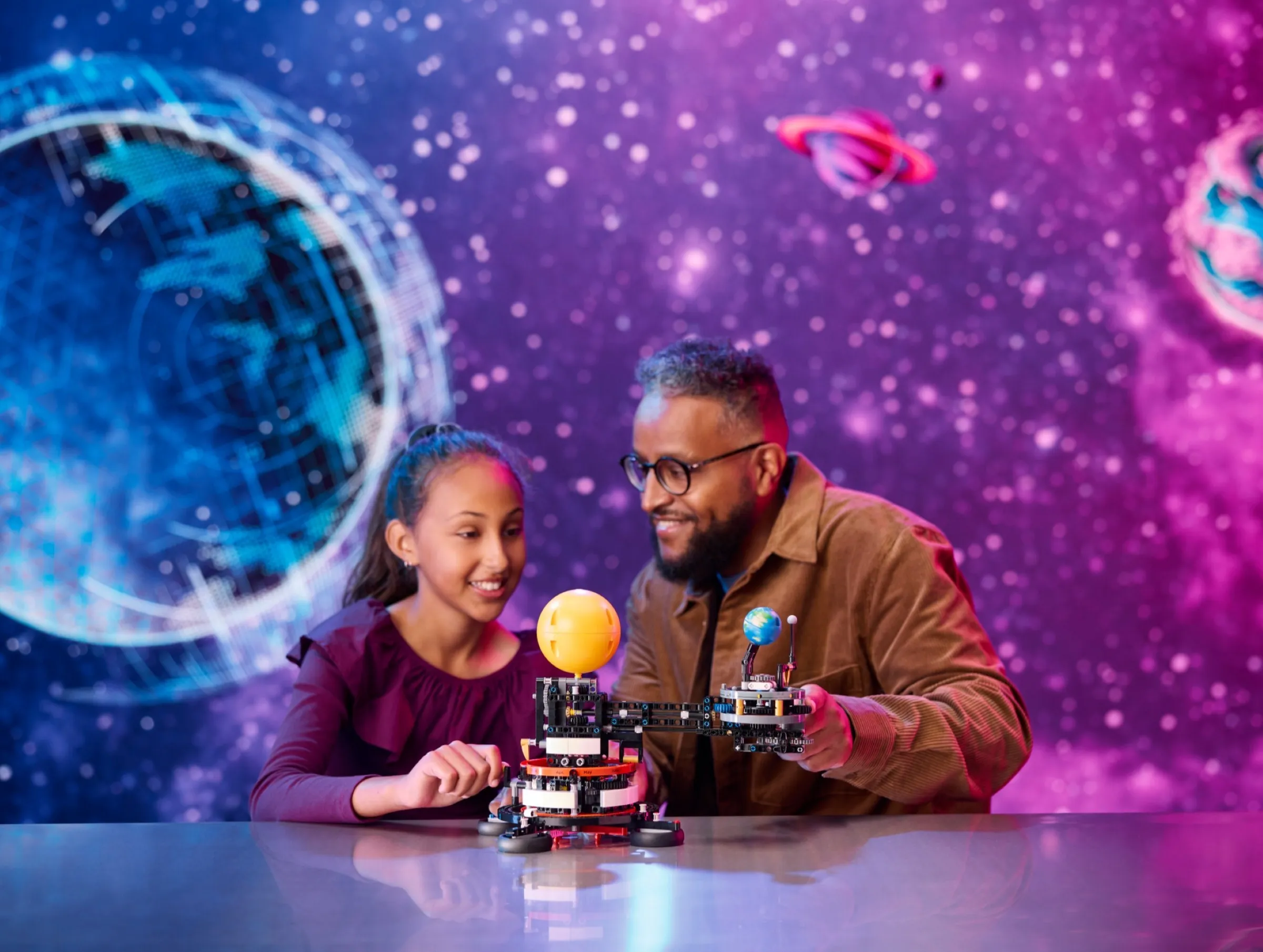 LEGO Technic De aarde en de maan in beweging 42179 LEGO Technic De aarde en de maan in beweging 42179