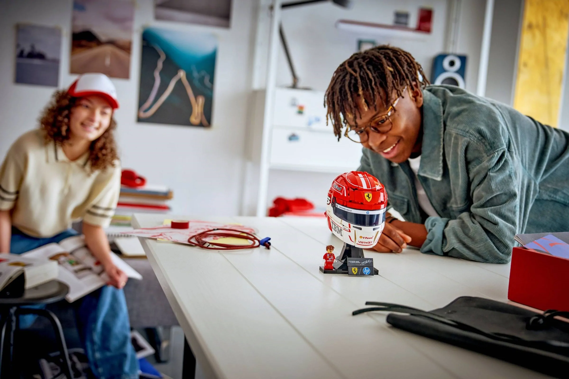 LEGO Editions Scuderia Ferrari HP Helm – Charles Leclerc 43014