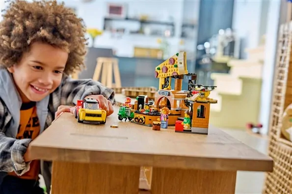 LEGO City – Pizzacentrale met voertuigen – 60496
